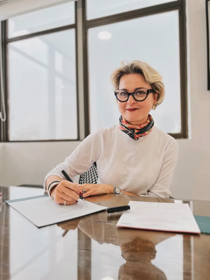 Dra. Mirta Beolchi escrevendo durante consulta